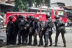 Cảnh sát chống khủng bố Indonesia bao vây tòa nhà nơi kẻ tình nghi khủng bố ẩn náu sau vụ nổ tại Bandung. (Nguồn: EPA/TTXVN)