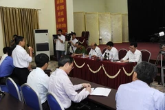 Chủ tịch Ủy ban Nhân dân thành phố Hà Nội gặp gỡ các cán bộ chủ chốt và đối thoại với người dân xã Đồng Tâm. (Nguồn: TTXVN)