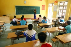 Giáo viên Trường Trung học Phổ thông Co Mạ, huyện Thuận Châu, Sơn La hướng dẫn học sinh luyện đề thi minh họa. (Ảnh: Hữu Quyết/TTXVN)