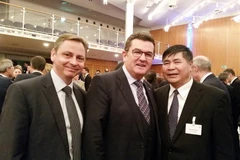Đại sứ Việt Nam tại Đức Đoàn Xuân Hưng (ngoài cùng bên phải) trao đổi với Quốc vụ khanh Bộ Kinh tế bang Bayern và Giám đốc AHK Việt Nam. (Ảnh: Phạm Văn Thắng/Vietnam+)
