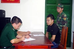 Lực lượng chức năng lấy lời khai của Bùi Văn Chung. (Ảnh: Nguyễn Hoàng/TTXVN)