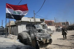 Các lực lượng chống khủng bố Iraq tiến vào Matahen, vùng lân cận thành phố Mosul trong chiến dịch giành lại quyền kiểm soát thành phố này từ phiến quân IS ngày 10/4. (Nguồn: AFP/TTXVN) 