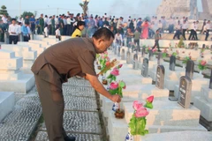 Thắp hương viếng các anh hùng liệt sỹ. (Ảnh minh họa: Hồng Thái/TTXVN)