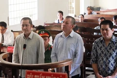 Các bị cáo Thanh (phải), Lân (giữa) và Thành tại phiên tòa, (Ảnh: Thanh Tân/TTXVN)