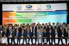 Các đại biểu dự hội thảo chụp ảnh chung. (Ảnh: Vũ Sinh/TTXVN)