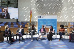 Những người tham gia một buổi thảo luận trong khuôn khổ diễn đàn. (Nguồn: DW)