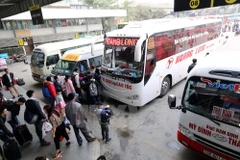 Người dân chờ xe khách tại bến xe Nước Ngầm. (Ảnh: Danh Lam/TTXVN)