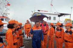 Thuyền viên Suhaimi Bin Muhamad được đội cứu hộ đưa vào bờ an toàn. (Ảnh: Đoàn Mạnh Dương/TTXVN)