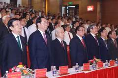 Các đại biểu thực hiện nghi lễ chào cờ tại buổi lễ. (Ảnh: Lâm Khánh/TTXVN)