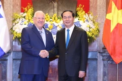 Chủ tịch nước Trần Đại Quang và Tổng thống Reuven Ruvi Rivlin tại lễ đón. (Ảnh: Nhan Sáng/TTXVN)