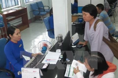 Người dân đến mua vé tàu tại ga Sài Gòn. (Ảnh: Hoàng Hải/TTXVN)