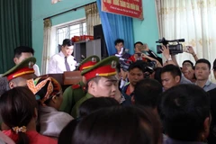 [Video] Cảnh hỗn loạn tại buổi xin lỗi công khai ông Hàn Đức Long