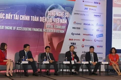 Các diễn giả chủ trì phiên thảo luận Diễn đàn Banking VIET NAM 2017. (Ảnh: Hoàng Hải/TTXVN)
