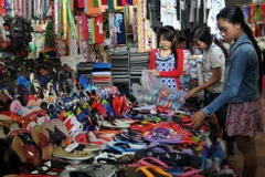 Khách tham quan, mua sắm tại một gian hàng trong chợ biên giới. (Ảnh: An Hiếu/TTXVN)