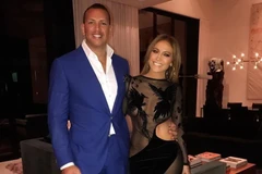 Jennifer Lopez khoe sắc trong trang phục của nhà thiết kế gốc Việt.