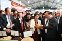 Thủ tướng Nguyễn Xuân Phúc đến thăm Công ty Cổ phần đầu tư và Phát triển nông nghiệp công nghệ cao tỉnh Hà Nam. (Ảnh: Thống Nhất/TTXVN)