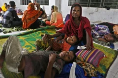 Người dân Bangladesh đi sơ tán. (Nguồn: AFP)