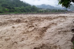 Lũ ống, lũ quét ở thị trấn Ít Ong, huyện Mường La, tỉnh Sơn La. (Ảnh: Nguyễn Cường/TTXVN)