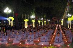 Sân chùa Côn Sơn lung linh hoa đăng trong Lễ Liên Hoa Hội Thượng. (Ảnh: Mạnh Minh/TTXVN)