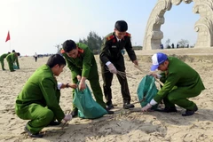 Lễ phát động thu hút đông đảo cán bộ, các đoàn viên thanh niên tham gia dọn rác tại bãi biển Xuân Thành. (Ảnh: Công Tường/TTXVN)
