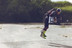 Bộ đồ robot sinh học đặc biệt, giúp người sử dụng có thể bay vài trăm km. (Nguồn: wired.co.uk)