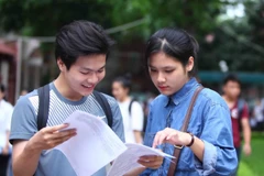 Thí sinh trao đổi bài sau khi kết thúc môn thi cuối của kỳ thi Trung học phổ thông Quốc gia năm 2016 tại cụm thi Trường Đại học Thủy Lợi. (Ảnh: Quý Trung/TTXVN)