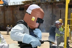 Công nhân tại xưởng đóng tàu của Công ty xây dựng và công nghiệp nặng Hanjin. (Nguồn: Yonhap)