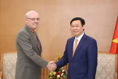 Phó Thủ tướng Vương Đình Huệ tiếp giáo sư John Graham, Hiệu trưởng Trường Chính sách công và Môi trường (SPEA) Đại học Indiana, Mỹ. (Ảnh: Phương Hoa/TTXVN)