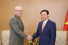 Phó Thủ tướng Vương Đình Huệ tiếp giáo sư John Graham, Hiệu trưởng Trường Chính sách công và Môi trường (SPEA) Đại học Indiana, Mỹ. (Ảnh: Phương Hoa/TTXVN)