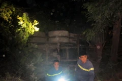 Lực lượng chức năng có mặt tại hiện trường xử lý vụ tai nạn. (Ảnh: Nguyễn Hoàng/TTXVN)