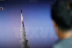 Một vụ thử tên lửa đạn đạo tầm trung của Triều Tiên được phát trên truyền hình ở Seoul ngày 22/5. (Nguồn: EPA/TTXVN) 