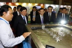 Đại biểu tham quan mô hình nuôi thủy sản của Việt Nam. (Ảnh: Thanh Liêm/TTXVN)