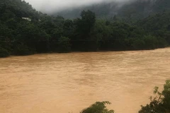 Nước sông Lò lên cao, cuốn trôi cầu tạm khiến nhiều hộ dân ở bản bản Nầm bị chia cắt. (Ảnh: Trịnh Duy Hưng/TTXVN)