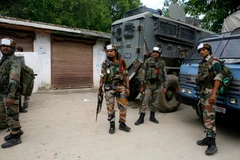 Binh sỹ Ấn Độ làm nhiệm vụ tại khu vực Turkwangam Lassipora, Shopian, phía nam Srinagar, Kashmir ngày 4/5. (Nguồn: EPA/TTXVN)
