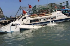 Hiện trường vụ đắm tàu tại cảng Cái Rồng. (Ảnh: Trung Nguyên/TTXVN)