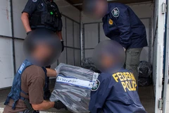 Cảnh sát đưa số cocaine bị thu giữ vào một chiếc xe tải. (Nguồn: nzherald.co.nz)