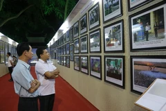 Khách tham quan một triển lãm bản đồ, trưng bày tư liệu về Trường Sa, Hoàng Sa. (Nguồn: TTXVN)