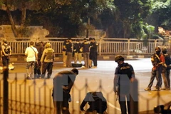 Cảnh sát Indonesia điều tra tại hiện trường vụ nổ trạm xe buýt tại Jakarta. (Nguồn: EPA/TTXVN)