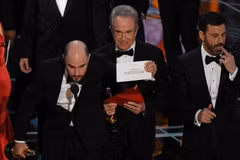 Tài tử Warren Beatty xướng nhầm tên Phim hay nhất tại giải thưởng Oscar lần thứ 89.