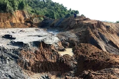 Hiện trường sự cố vỡ đập bể chứa bùn thải của Xí nghiệp khai thác thiếc Suối Bắc thuộc Công ty trách nhiệm hữu hạn kim loại màu Nghệ Tĩnh, thuộc xã Châu Thành, huyện Quỳ Hợp, Nghệ An. (Nguồn: TTXVN)