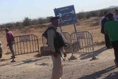 Cảnh sát Ai Cập gác trên một tuyến đường ở phía nam thủ đô Cairo. (Nguồn: THX/TTXVN)