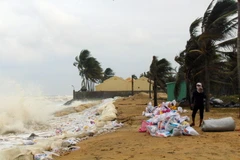 Bãi biển Cửa Đại bị sạt lở nghiêm trọng. (Ảnh: Đỗ Trưởng/TTXVN)