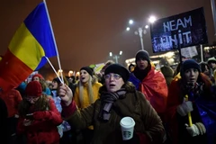 Hàng chục nghìn người tham gia cuộc biểu tình chống Chính phủ ở thủ đô Bucharest, Romania ngày 12/2. (Nguồn: AFP/TTXVN)