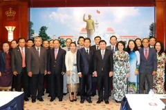 Chủ tịch UBND Thành phố Hồ Chí Minh Nguyễn Thành Phong tiếp Bí thư Thành ủy, Đô trưởng thủ đô Vientiane Sinlavong Khoutphaythune. (Ảnh: Thanh Vũ/TTXVN)