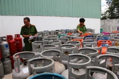 Công an tỉnh Tây Ninh kiểm tra kho chứa bình đựng gas của Công ty Thái Dương. (Ảnh: Lê Đức Hoảnh/TTXVN)