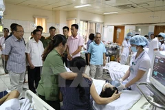 Các bệnh nhân bị sốc phản vệ được điều trị tích cực tại khoa Điều trị tích cực-Bệnh viện Đa khoa tỉnh Hòa Bình.(Ảnh: Vũ Hà/TTXVN)