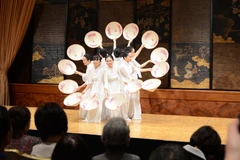 Màn biểu diễn múa nón của Việt Nam tại Hội chợ từ thiện ALFS lần thứ 41. (Ảnh: Thành Hữu/Vietnam+)