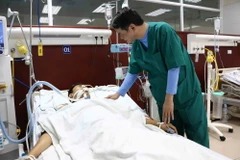 Bác sỹ Nguyễn Văn Toại, Trưởng khoa Phẫu thuật gây mê hồi sức, Bệnh viện Đa khoa tỉnh Bắc Ninh đang thăm khám cho bệnh nhân. (Ảnh: Thanh Thương/TTXVN)