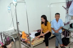 Các em học sinh bị ngộ độc được cấp cứu, điều trị tại Trạm y tế phường Nghi Hòa, thị xã Cửa Lò, Nghệ An. (Ảnh: Tá Chuyên/TTXVN)