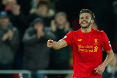 Cầu thủ Adam Lallana trong trận đấu giữa Liverpool và Stoke tại Giải bóng đá Ngoại hạng Anh trên sân vận động ở Anfield, Liverpool, Anh ngày 27/12/2016. (Nguồn: EPA/TTXVN)